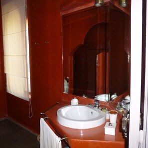 Comfort Double Room | Bathroom | Shower, rainfall showerhead, free toiletries, hair dryer - Villa Isa (Marrakech)