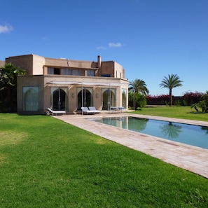 Seasonal outdoor pool, pool umbrellas, sun loungers - Villa Isa (Marrakech)