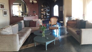 Coin salon dans le hall