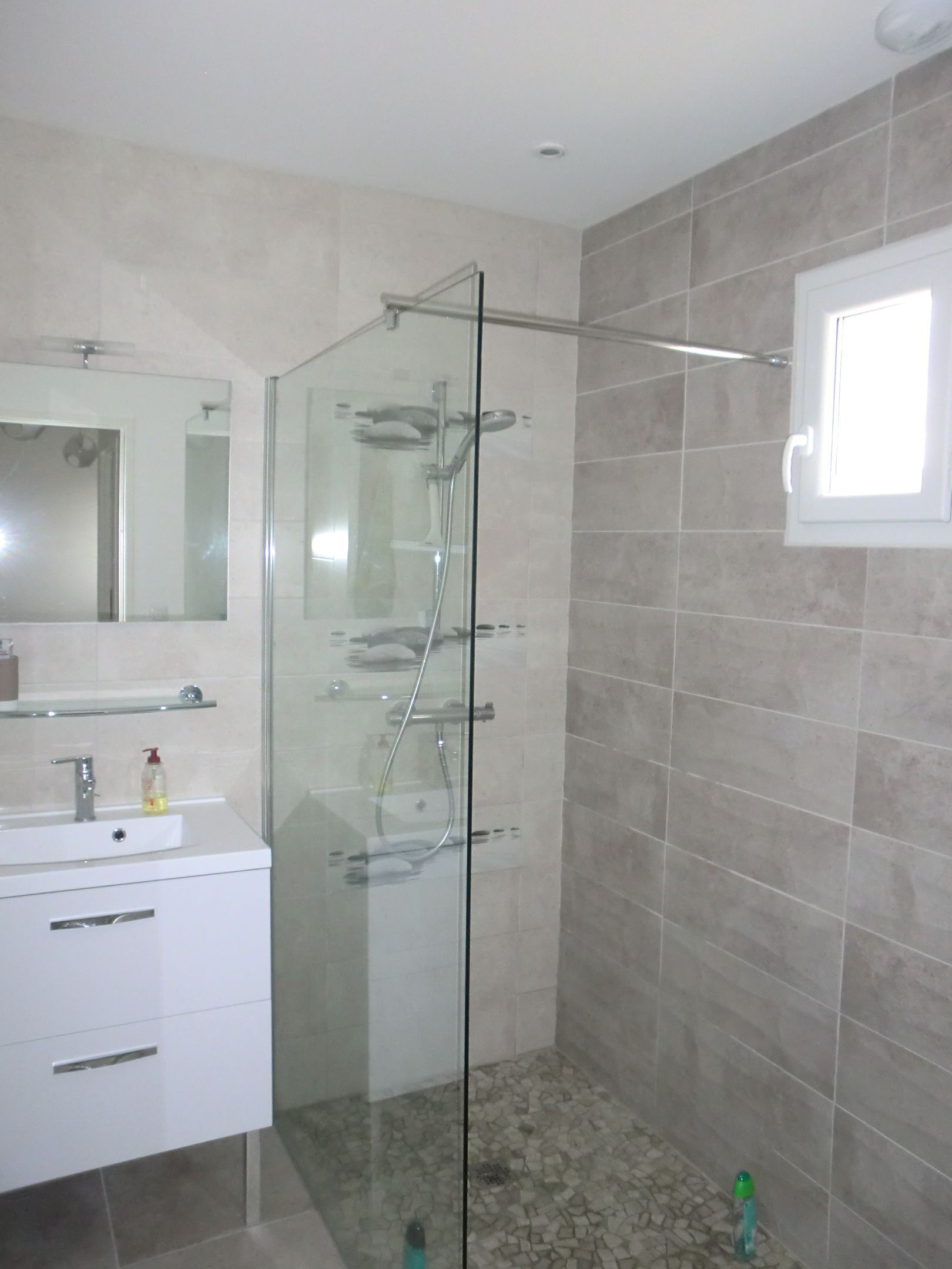 Sèche-cheveux, savon, papier toilette