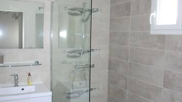 SĂšche-cheveux, savon, papier toilette