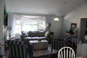 Smart TV, fireplace, books - Peaceful Cottage with relaxing vibe in family friendly neighborhood (East Falmouth)