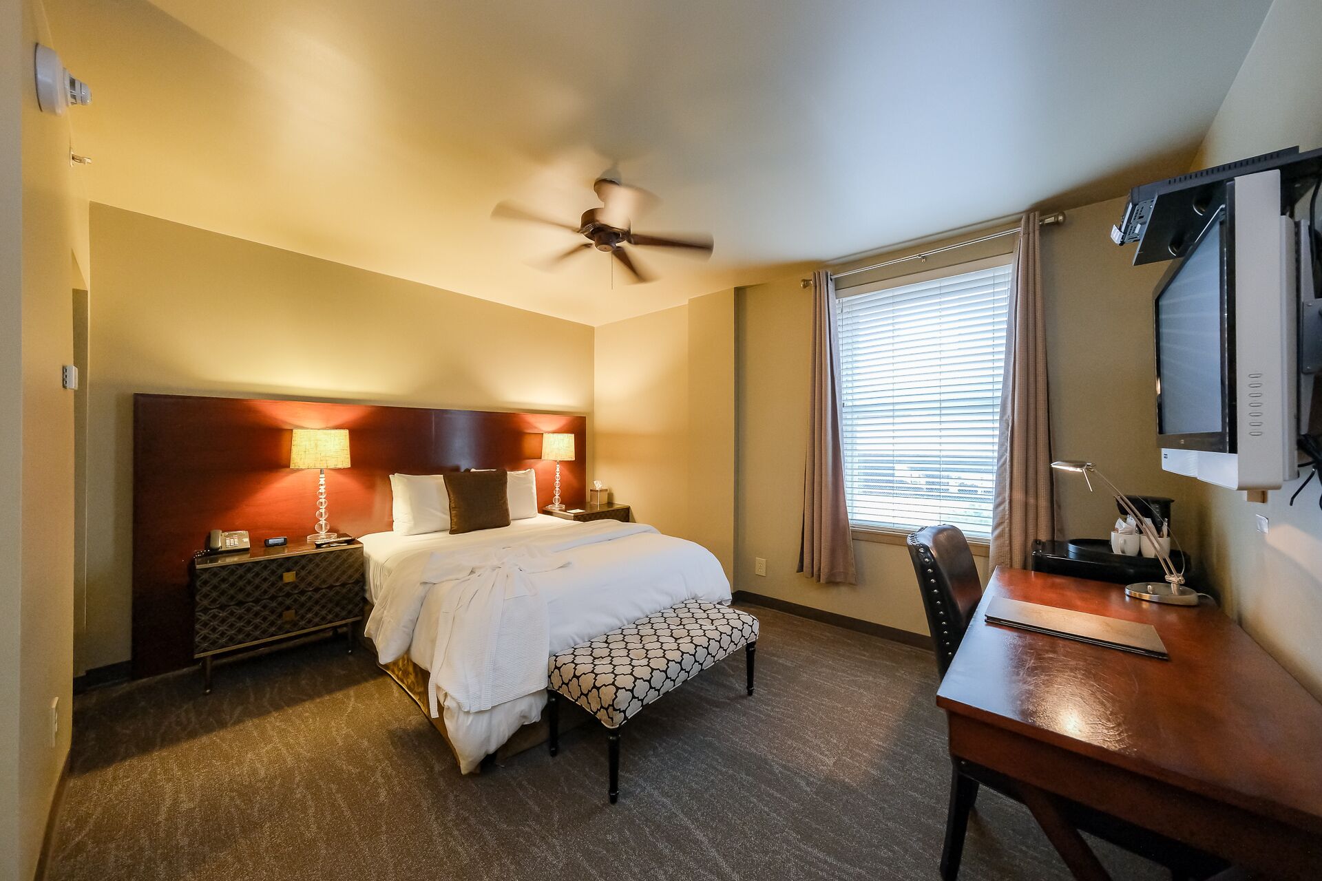 Beautiful Art Deco Suite Located Near Downtown & The Marina- Unit 5 Queen