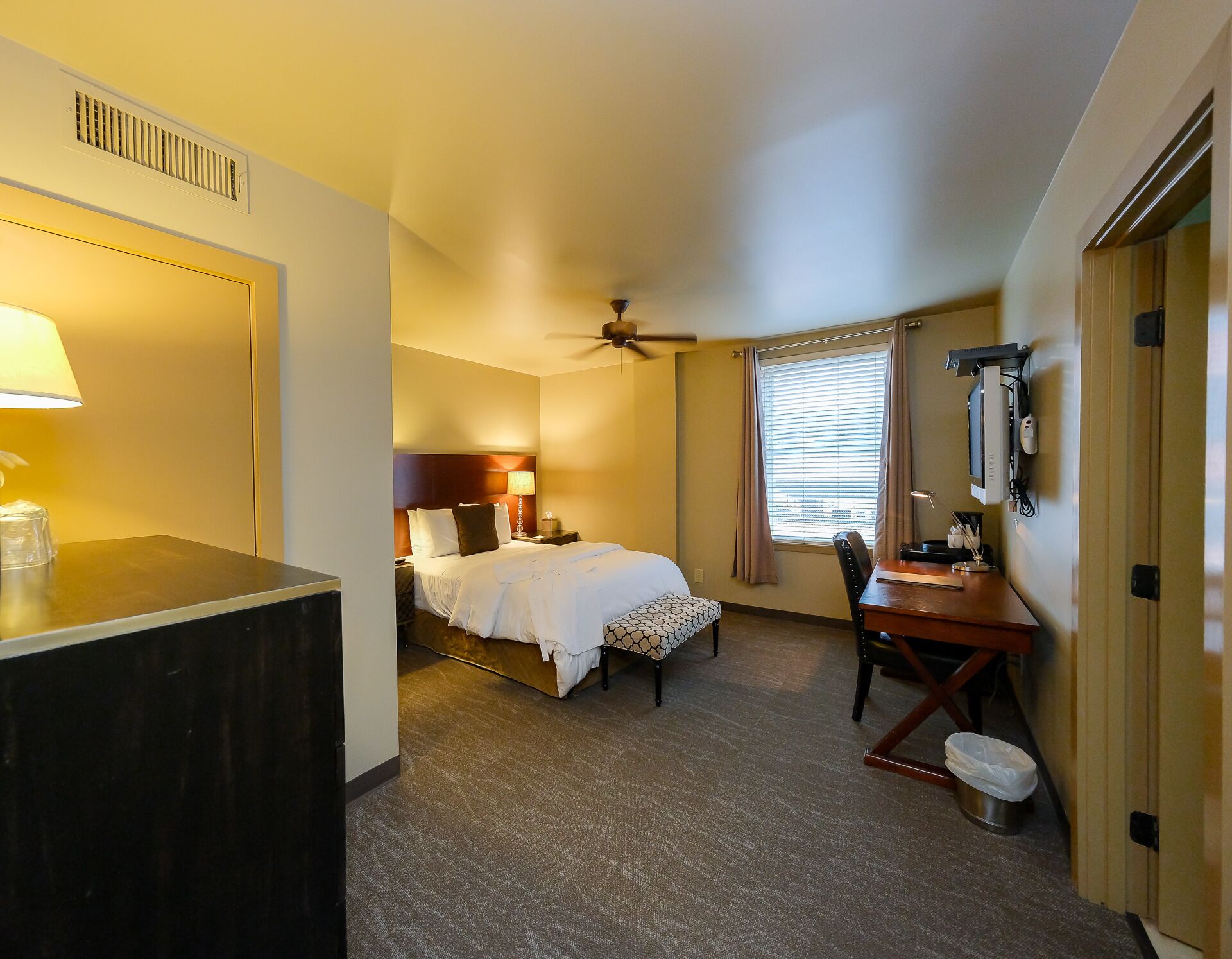 Beautiful Art Deco Suite Located Near Downtown & The Marina- Unit 5 Queen