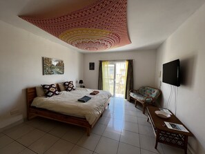 Suite – superior, 1 kingsize-seng, balkong, sjøutsikt | Individuelt dekorert, individuelt innredet og strykejern/-brett