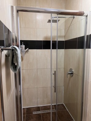 Ducha, cabezal de ducha tipo lluvia, toallas