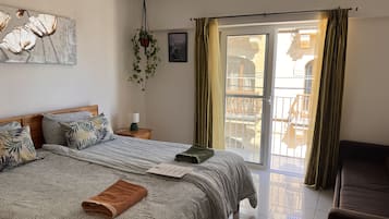 Habitación triple familiar, balcón, vistas a la ciudad | Decoración individual y mobiliario individual