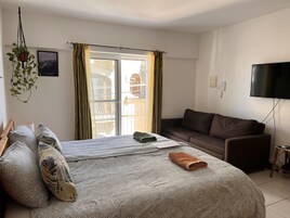 Quarto triplo família, sacada, vista para a cidade | Individualmente decorados, individualmente mobiliados