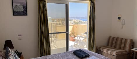 スーペリア ペントハウス テラス シービュー | 客室ごとに異なる装飾、客室ごとに異なるインテリア、アイロン / アイロン台、WiFi (無料)