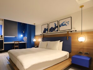 Cubrecamas, muebles diferentes, escritorio y sistema de insonorización