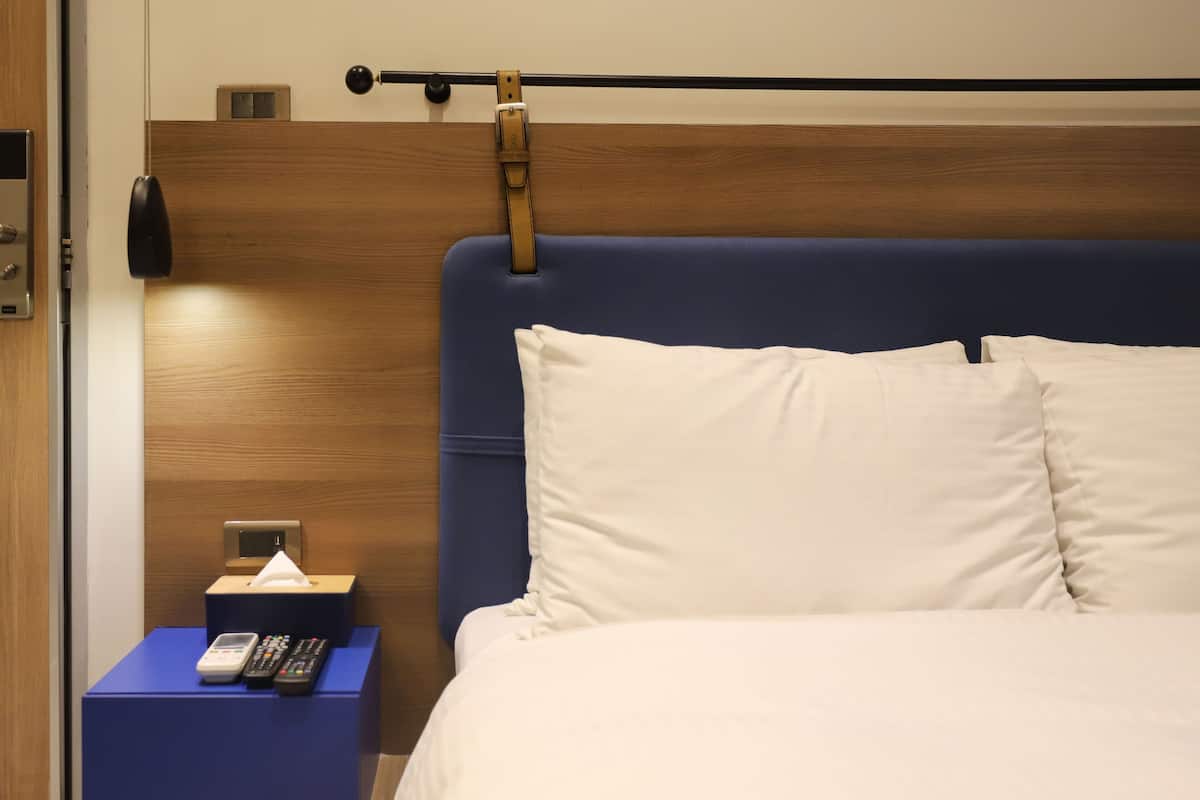 Habitación económica, 1 cama doble | Edredones de plumas, mobiliario individual, escritorio