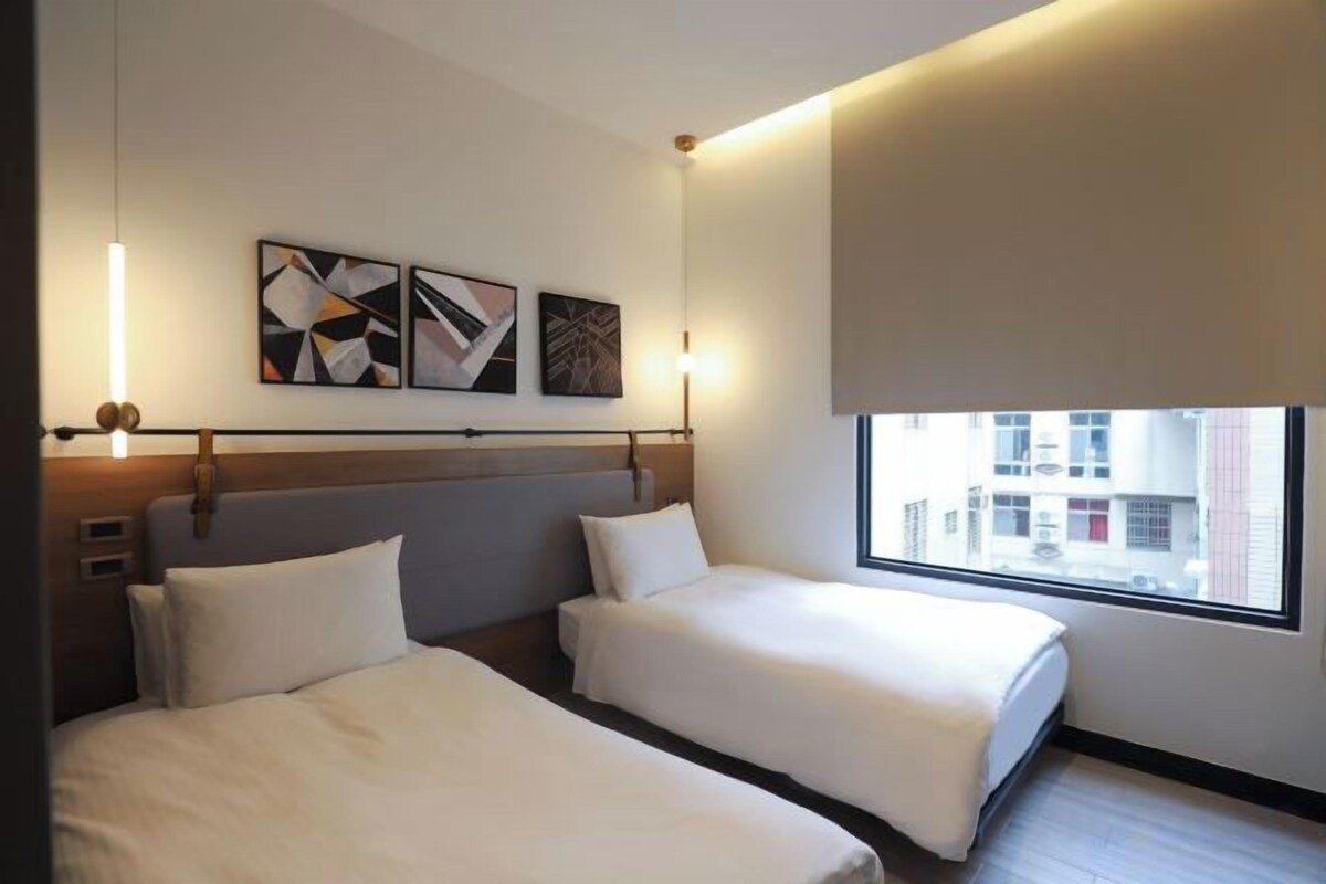 Down duvets, desk, soundproofing, free WiFi