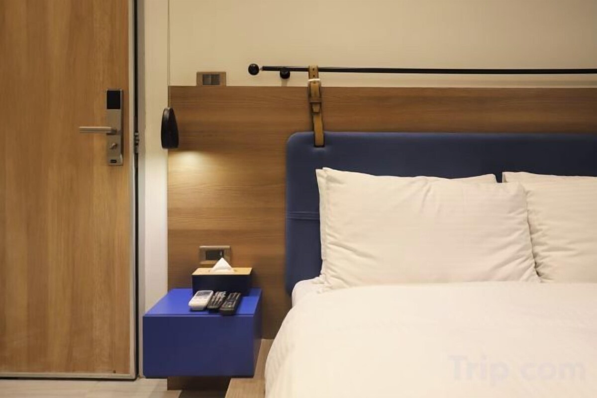 Down duvets, desk, soundproofing, free WiFi