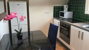 Comfort studio, niet-roken, keuken | Privékeuken | Een koelkast met diepvriezer, een microgolfoven, een oven, een kookplaat