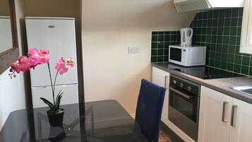 Comfort Studio, Non Smoking, Kitchen | Private kitchen | Full-sized fridge, microwave, oven, stovetop