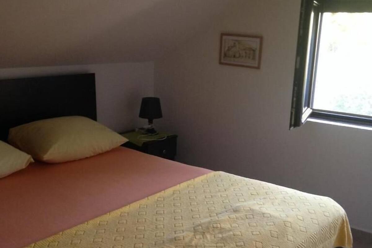 Huoneisto, 2 makuuhuonetta (Attic) | Pimennysverhot, silitysrauta/-lauta, ilmainen Wi-Fi, vuodevaatteet