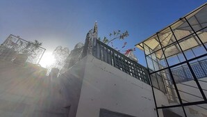 Un edificio con un amplio frente de vidrio y una puerta de metal.