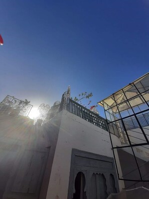 تفاصيل الفندق من الخارج