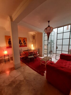 المنشأة من الداخل