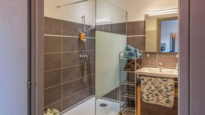Dusche, kostenlose Toilettenartikel, Haartrockner, Handtücher