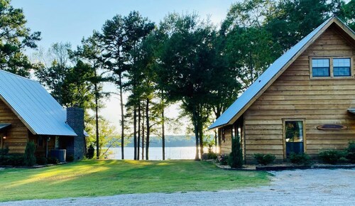 Cabins At Midwayn tarjoama Tombigbee-mökki