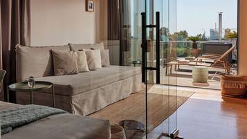 Saffron - Elaia Luxury Top Floor Condo with Private Pool | Wohnbereich | Smart-TV, Kamin, Netflix