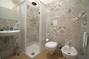 Buồng tắm vòi sen, đồ dùng nhà tắm miễn phí, máy sấy tóc 