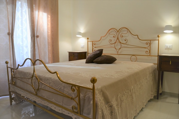 Standard Room | Minibar, individually decorated, individually furnished, desk