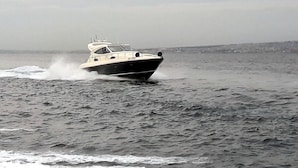 Ein Boot fährt auf dem Wasser.