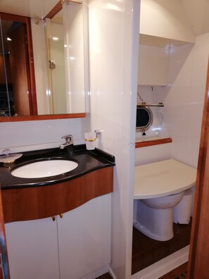 Bathroom - Sorrento Holiday Charter (Sorrento)
