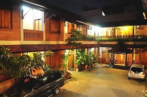 Fachada del alojamiento - Noche