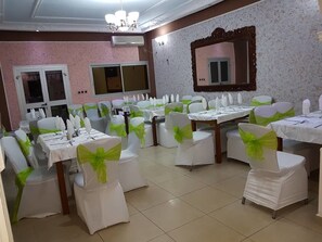 Breakfast, lunch, dinner served; local and international cuisine