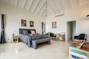 6 quartos, cofres nos quartos, escrivaninha