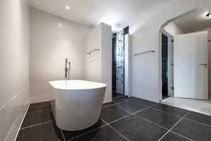 Een bad, een haardroger, een bidet, handdoeken
