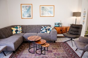 Televisión, reproductor de DVD, videoteca y estéreo 