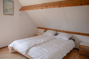 3 habitaciones, tabla de planchar con plancha, wifi y ropa de cama 