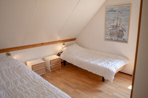 3 slaapkamers, een strijkplank/strijkijzer, wifi, beddengoed