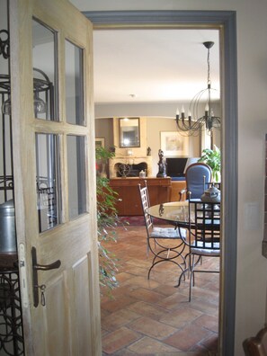 المنشأة من الداخل