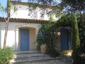 تفاصيل الفندق من الخارج