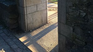Een gewelfde stenen constructie met de inscriptie “BOM” aan één kant.