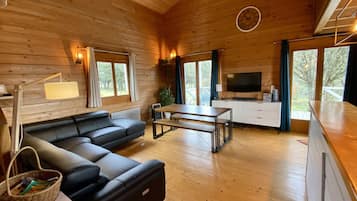 Smart-tv, boeken en een stereo