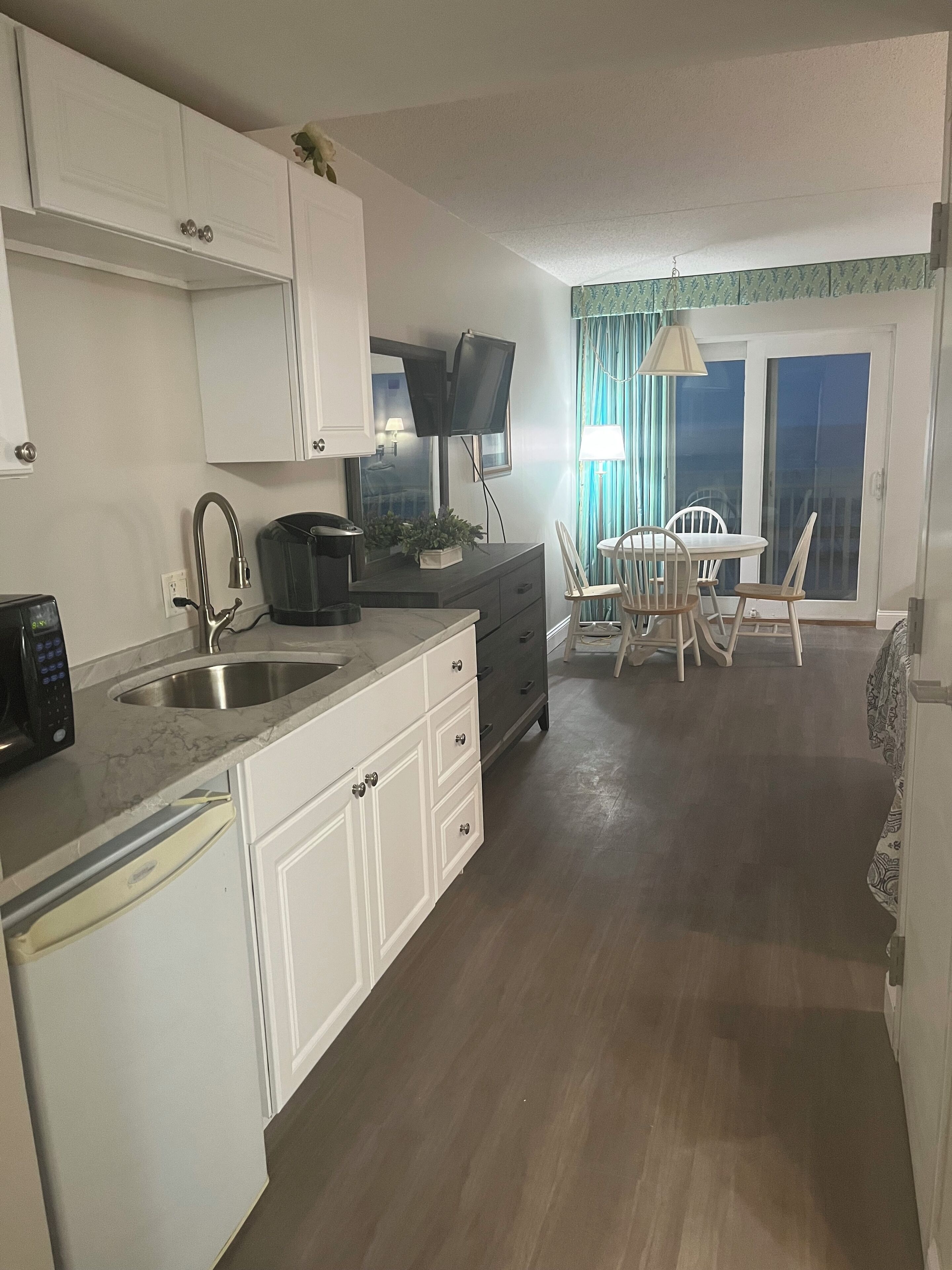 Refrigerador, microondas, cafetera y tetera y utensilios de cocina 