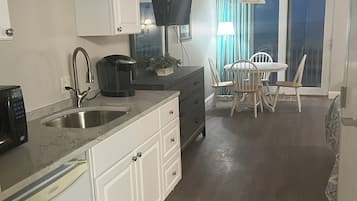 Refrigerador, microondas, cafetera y tetera y utensilios de cocina