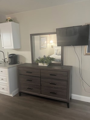 1 bedroom, in-room safe, iron/ironing board, free WiFi