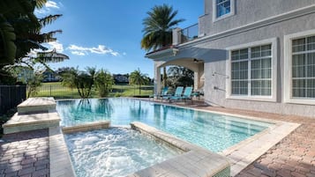 Piscina all'aperto, una piscina riscaldata