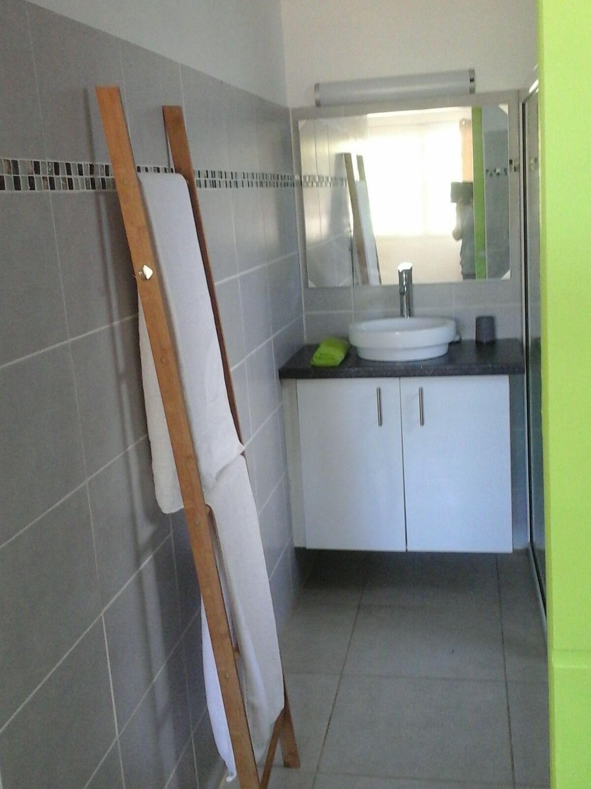 Douche, serviettes fournies, papier toilette