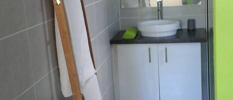 Douche, serviettes fournies, papier toilette