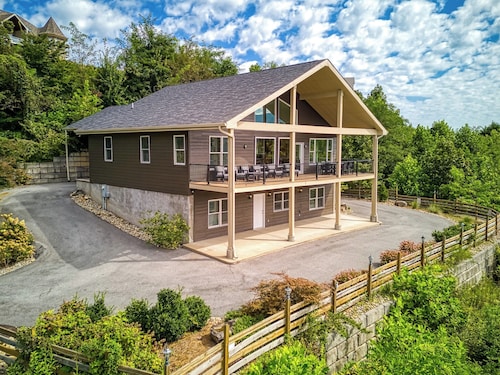 GORGEOUS, PANORAMIC VIEWS!  EZ Parking & Free Wifi!!