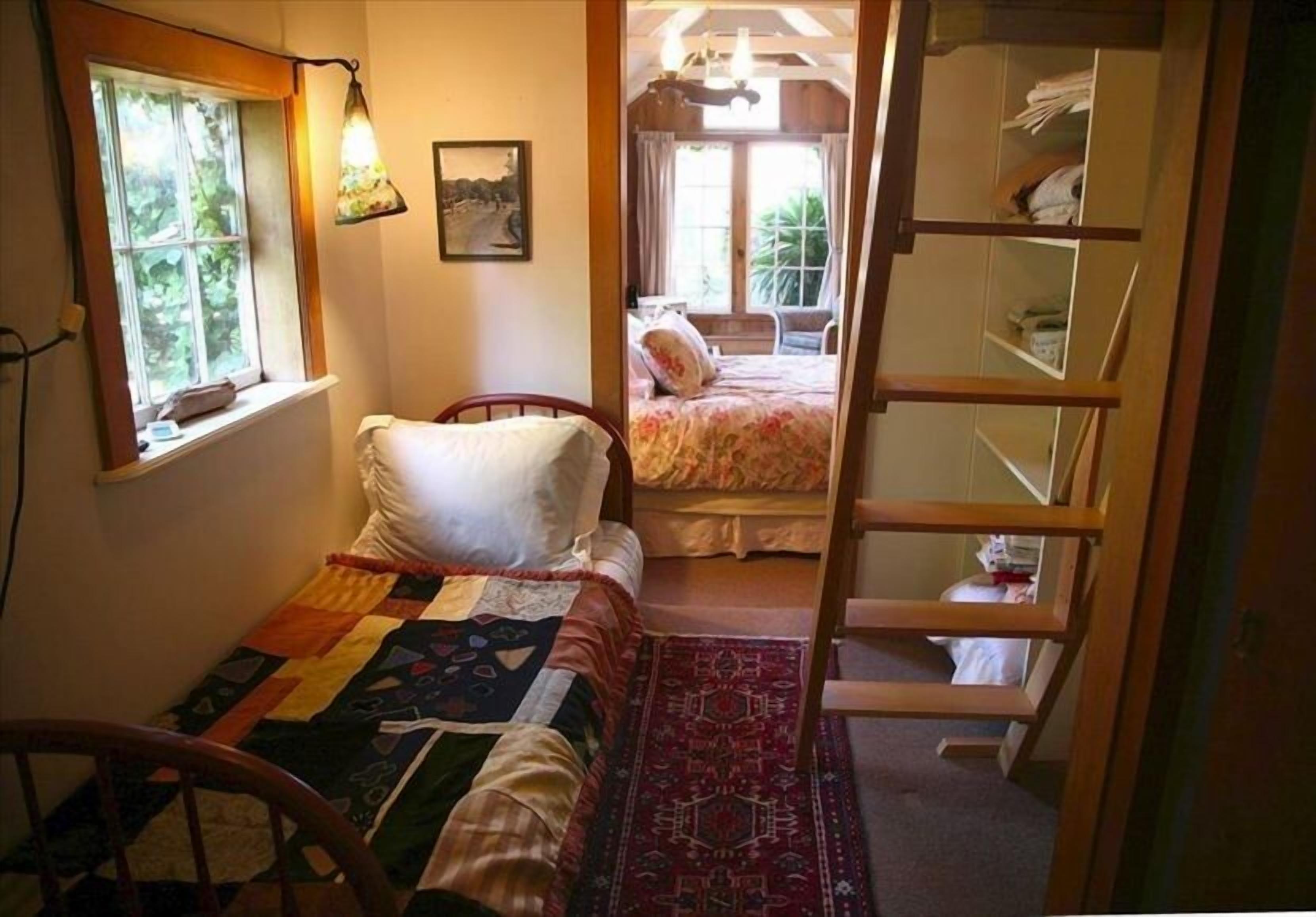 Unique Vintage 1880’S “Garden Cottage” in Mendocino Village