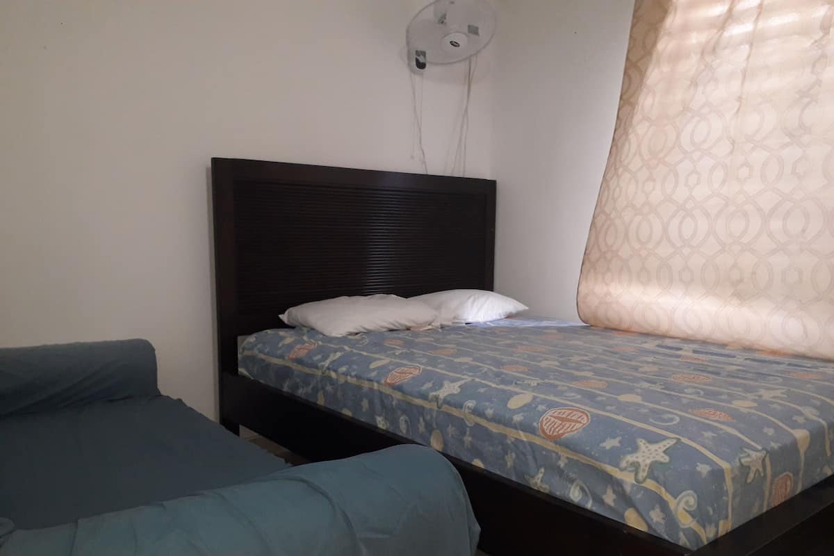 Comfort-rum - 1 queensize-säng med bäddsoffa - icke-rökare - delat badrum | Gratis wi-fi och sängkläder